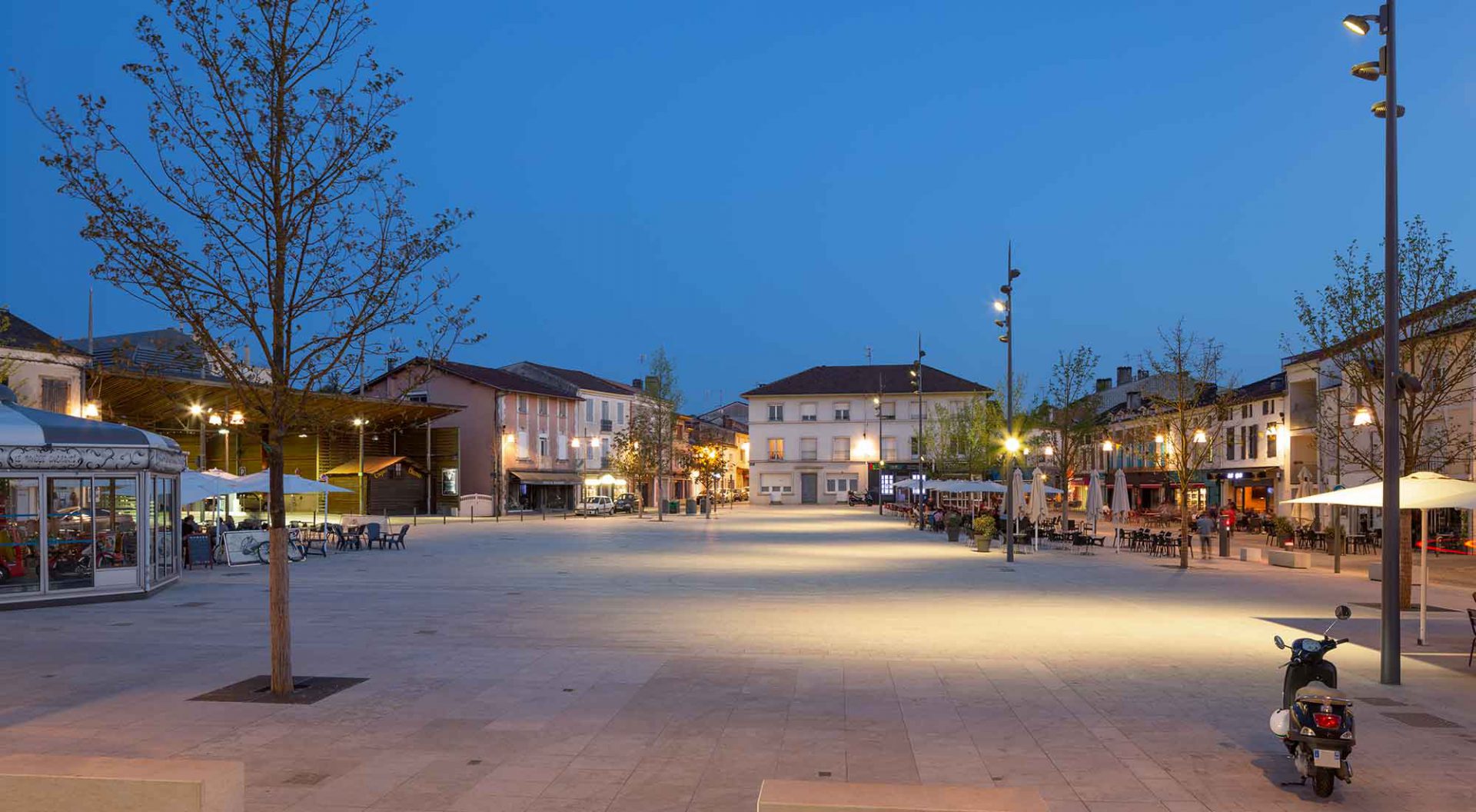 flux lighting place saint roch mont de marsan floodlight luminaire light square city france powerflood